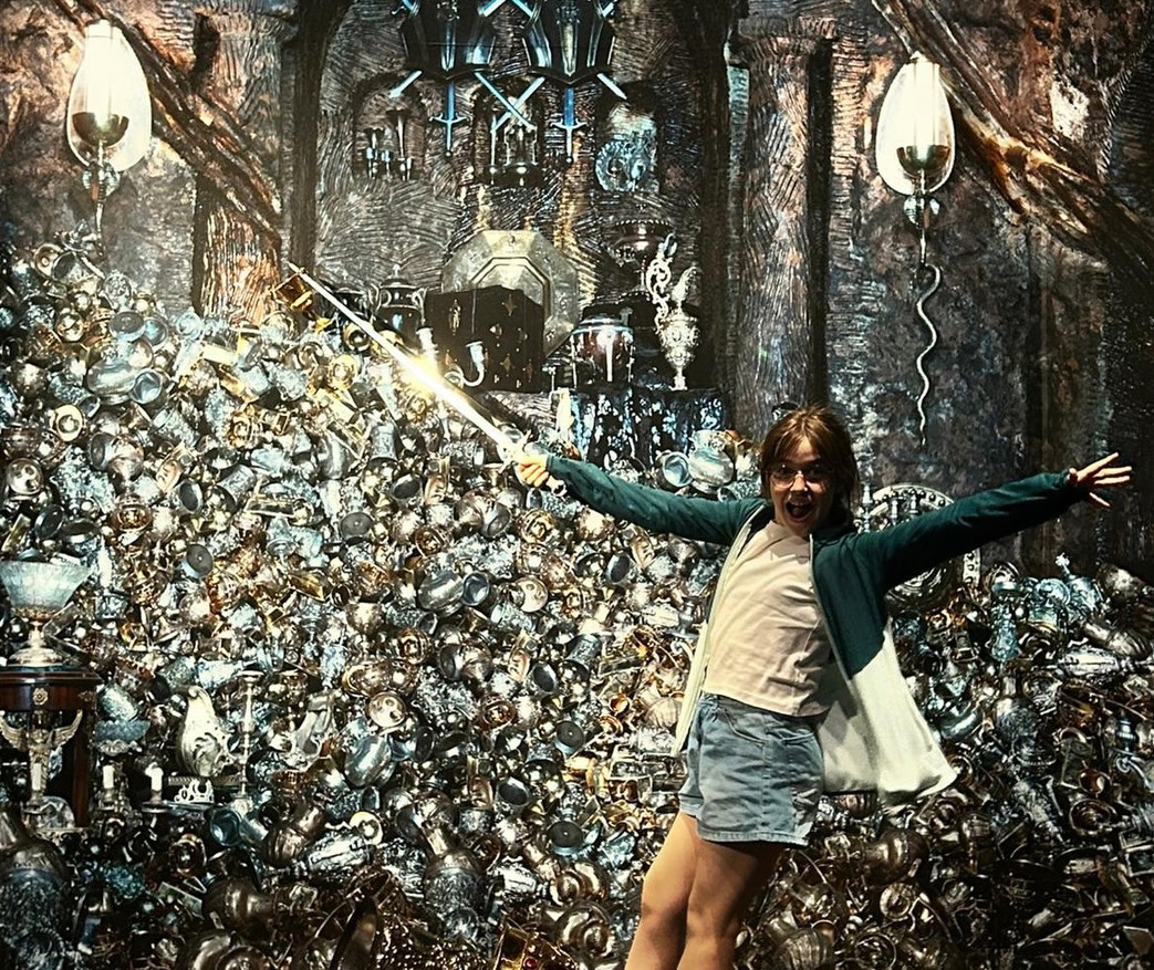 Un enfant entrain de jouer à Harry Potter à Londres dans un camps de vacances en 2026.